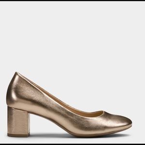 Metallic pumps, block heel